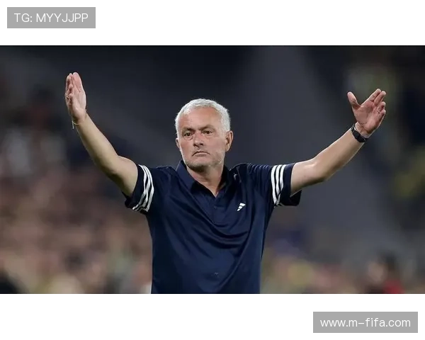 本菲卡主帅穆里尼奥抗议判罚染红，次回合无法场边指挥